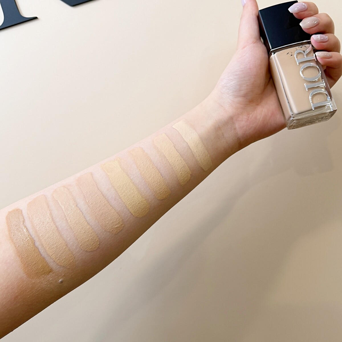 迪奧超完美持久柔光粉底液SPF 50 PA+++8色手部試色。30ml，NT2,700