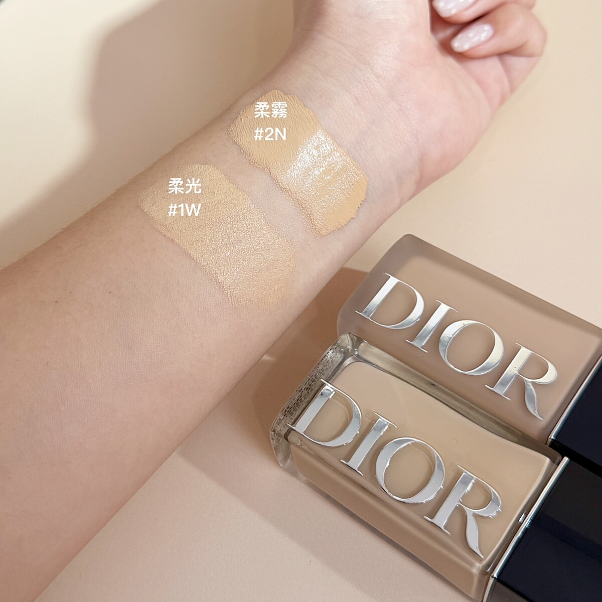 迪奧超完美持久柔光粉底液與柔霧粉底液質地示意。