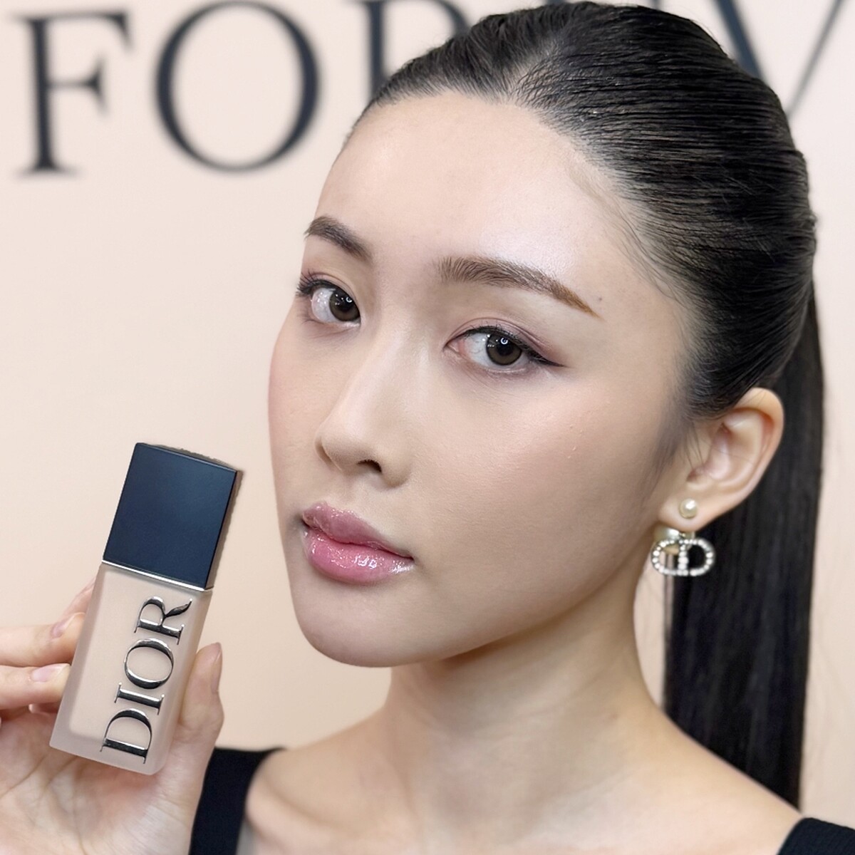 模特兒示範迪奧超完美持久柔霧粉底液#1N。