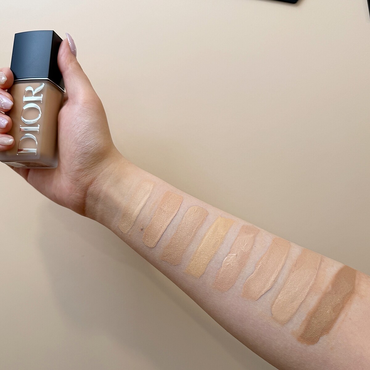 迪奧超完美持久柔霧粉底液SPF 50 PA+++8色手部試色30ml，NT2,700