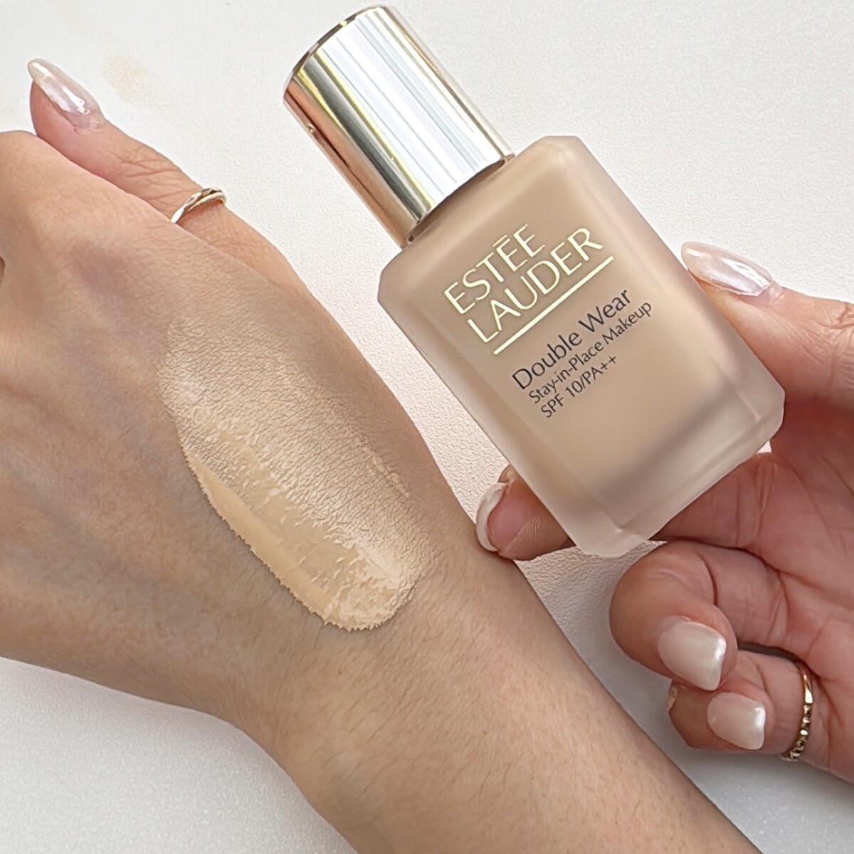 雅詩蘭黛粉持久極致完美持妝粉底質地示意。