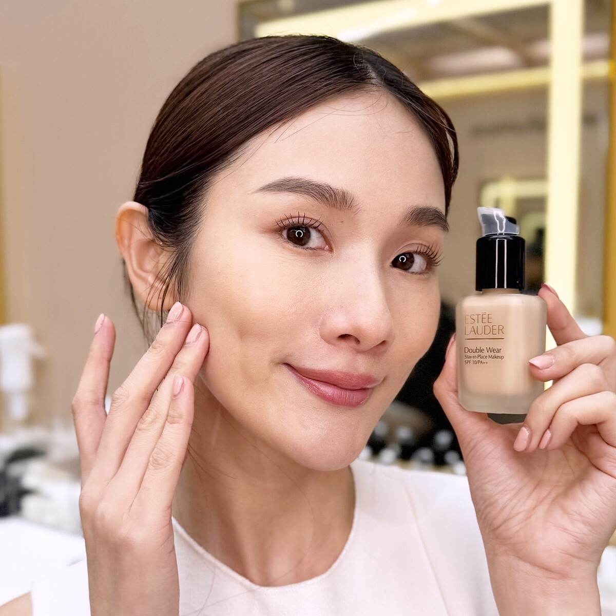 雅詩蘭黛粉持久極致完美持妝粉底模特兒示範妝感。