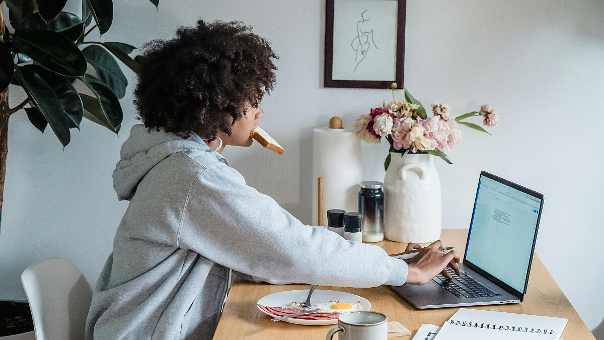 吃一點就脹?揭開「脾虛型腫泡」真相:這4個飲食習慣,正在摧毀妳的下半身線條