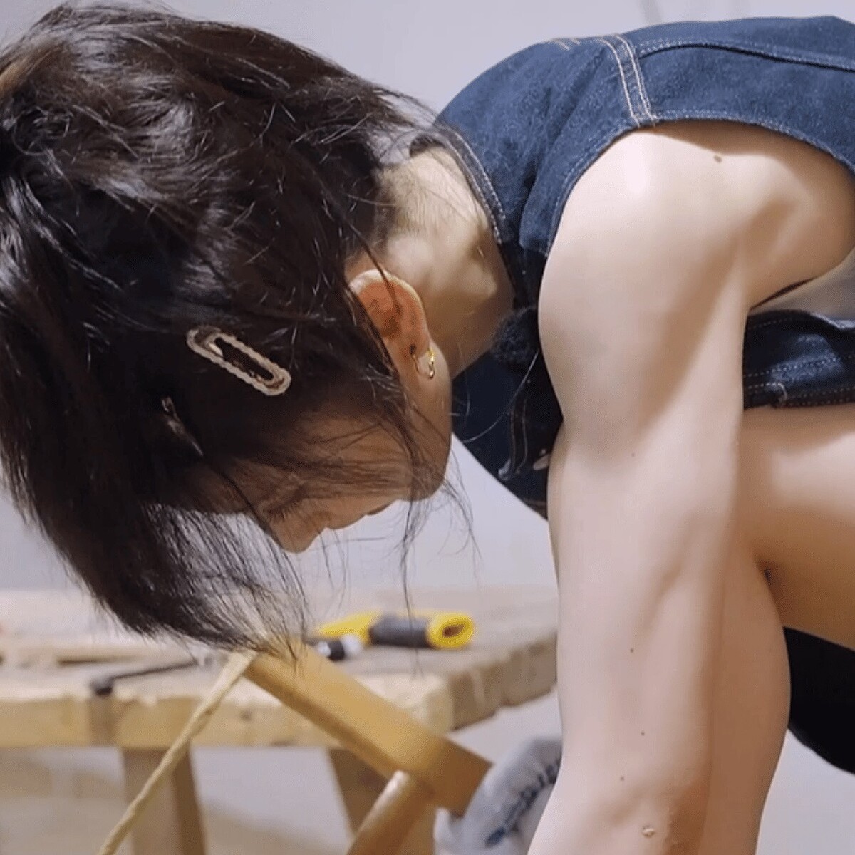 田曦薇雖瘦但力氣超驚人，輕輕鬆鬆鋸起木頭。