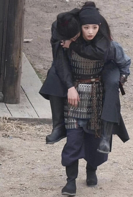 田曦薇能揹起張凌赫，連張凌赫都驚訝。