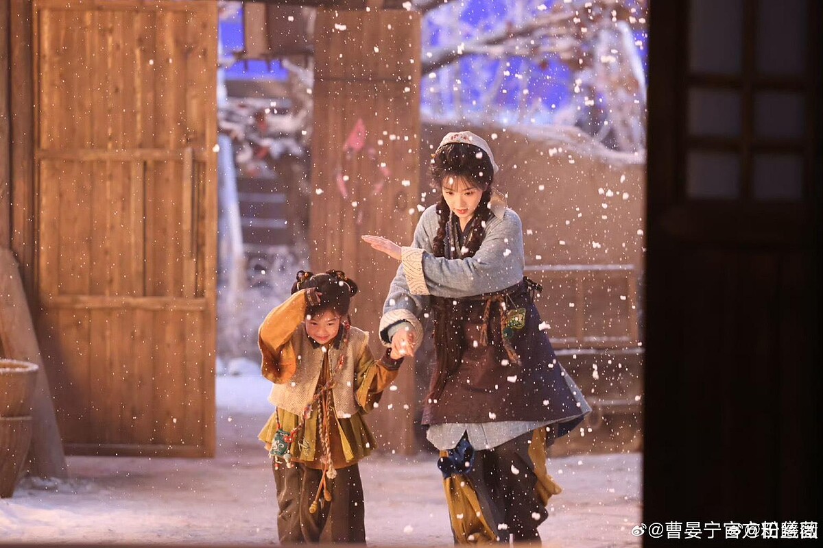 曹晏寧（左）飾演田曦薇的妹妹。