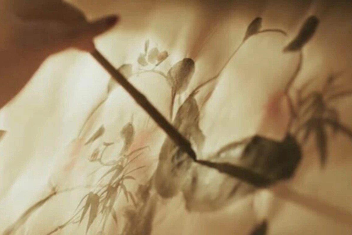 俞淺淺畫的熊貓像是現代的漫畫風格，與古代風格不符。