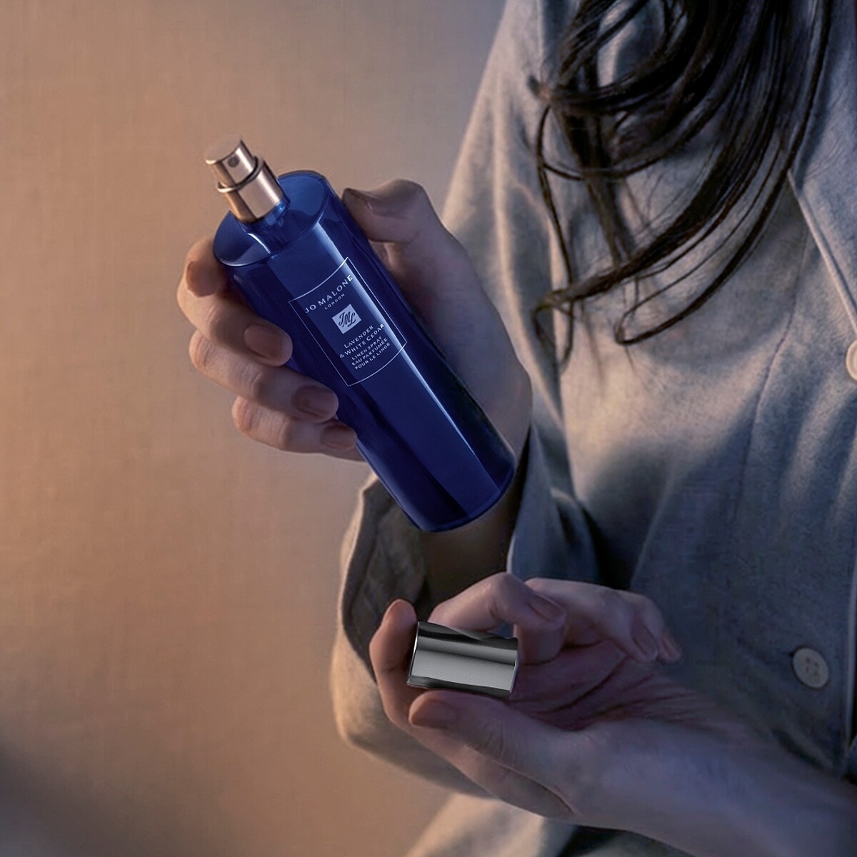 Jo Malone London薰衣草與白雪松織品噴霧，核心成份的白雪松富含天然雪松醇，被譽為「大自然的哄睡師」。透過溫潤木質氣息，幫助放慢心跳與呼吸頻率，讓過度運轉的大腦逐漸降速。