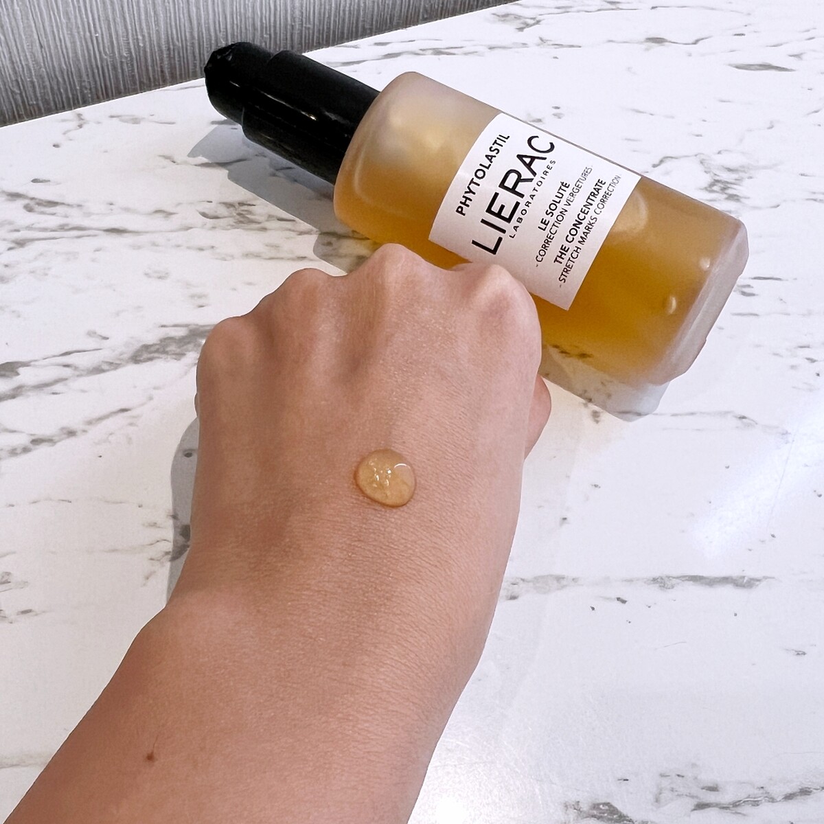 LIERA植萃撫紋緊緻精華質地。