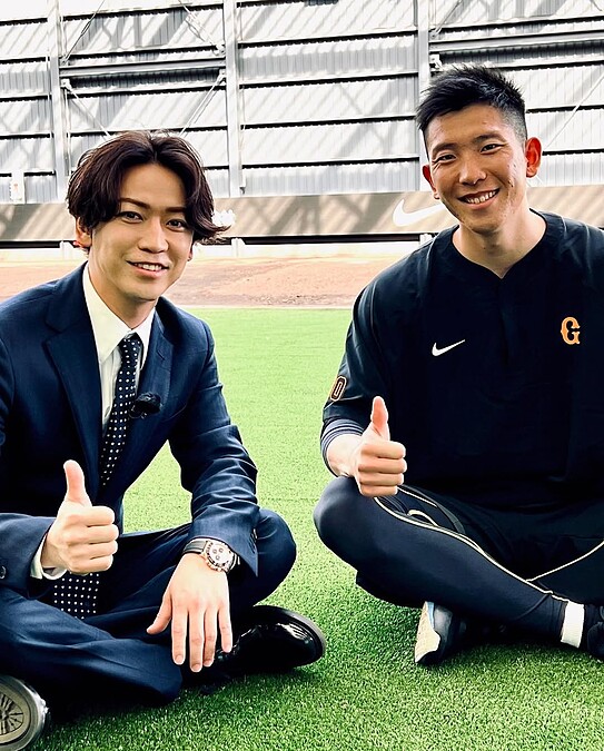 擁有棒球夢的龜梨和也意外成為偶像明星，近年他投身播報棒球賽事，以另一種方式連結著他畢生的熱愛。