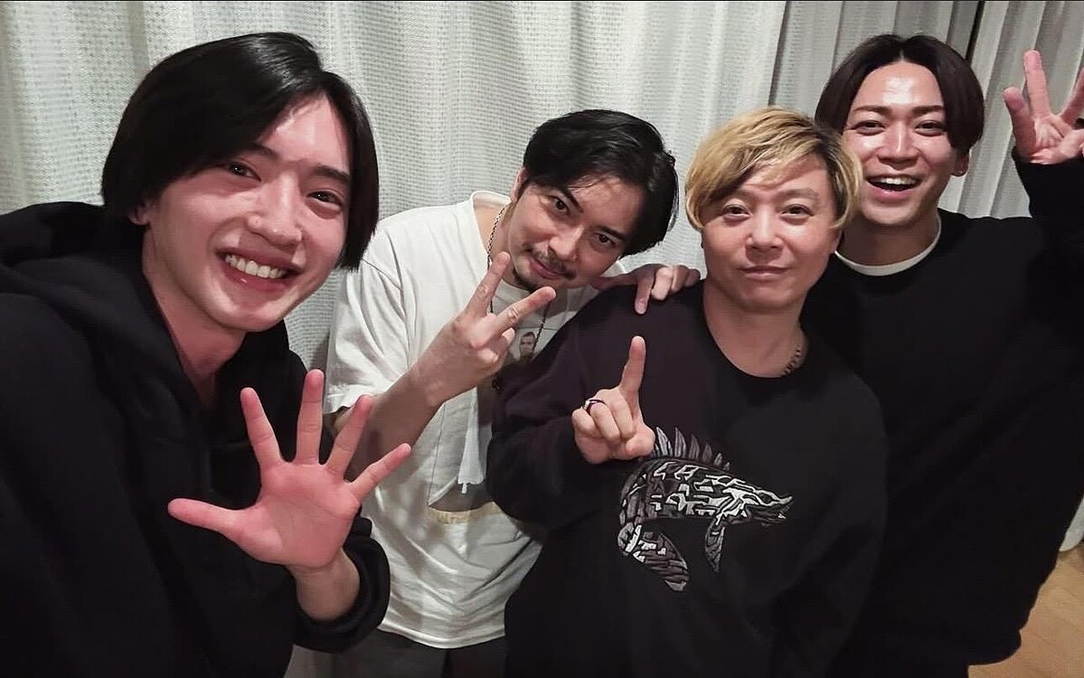 龜梨和也（右起）與堂本剛、松本潤及道枝駿佑等人私下聚會，四人都曾演出過金田一角色。