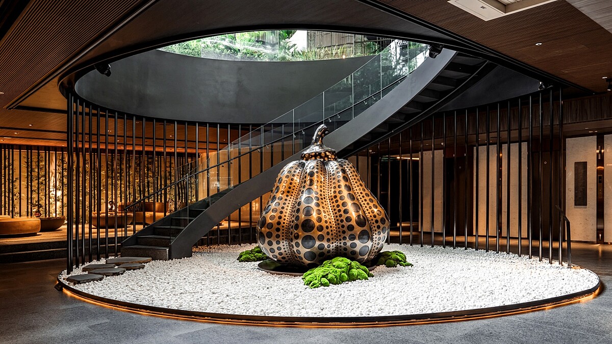 擁抱日月潭最美視角！漢來日月行館化身「湖濱美術館」：在草間彌生南瓜與頂級溫泉間，展開一場靈魂修復之旅