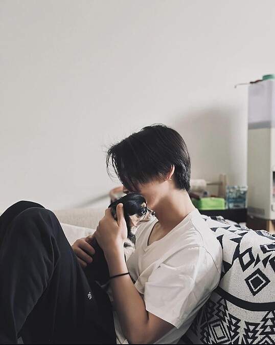 龜梨和也常在Youtube頻道裡與愛犬互動。