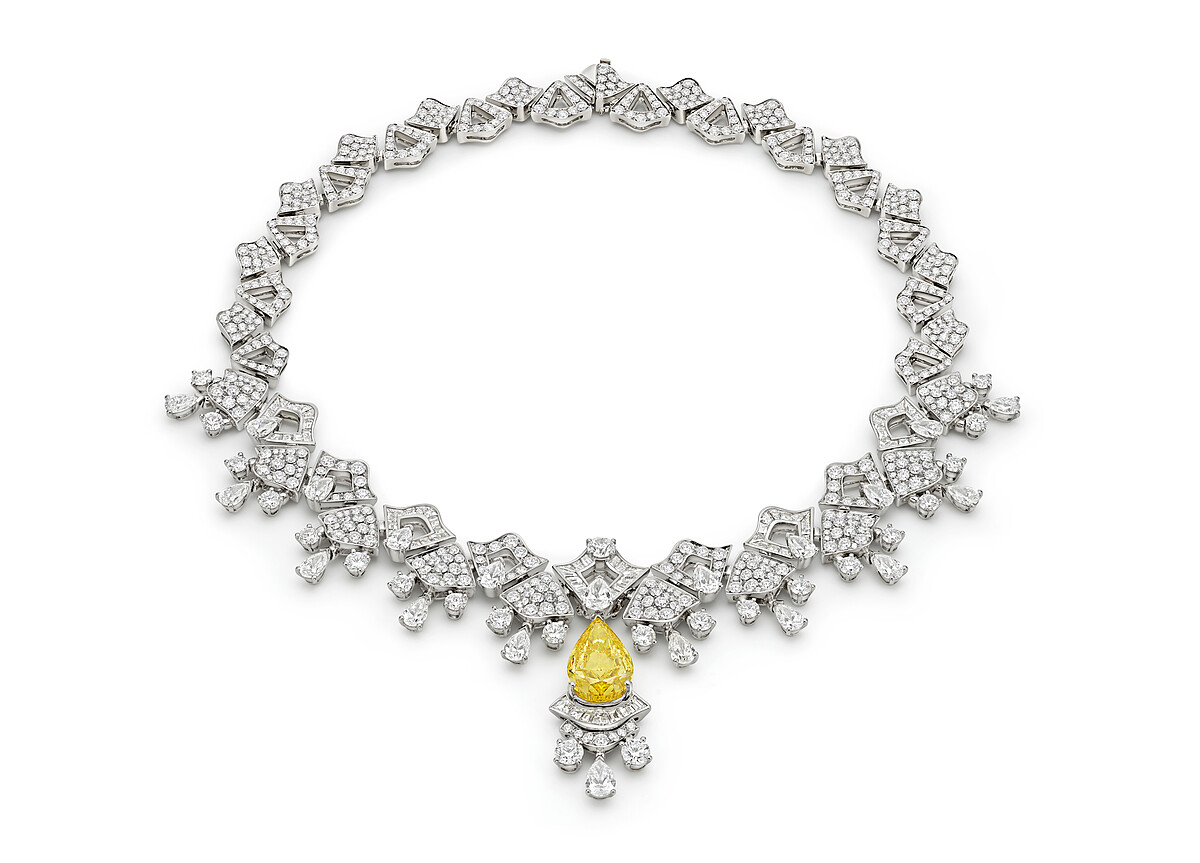 BVLGARI Eclettica系列Neoclassical Starlight 頂級黃鑽與鑽石項鍊，頂級鉑金項鍊，吊墜可拆卸，鑲嵌1 顆梨形切割黃鑽(FVY VVS2重約8.02克拉)、7顆梨形與圓形切割鑽石(D-F IF-VVS總重約3.90克拉)、2顆圓形切割鑽石(D-F IF-VVS總重約0.84克拉)、14顆梨形切割鑽石(D-F IF-VVS總重約5.65克拉)、69顆階梯形切割鑽石(E-G VVS-VS總重約4.50克拉)與密鑲鑽石(D-F VVS總重約21.06克拉)。