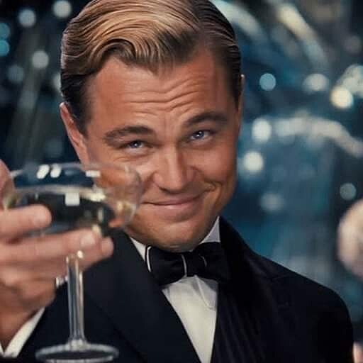 李奧納多迷因：出處：2013 年電影《大亨小傳》（The Great Gatsby）。