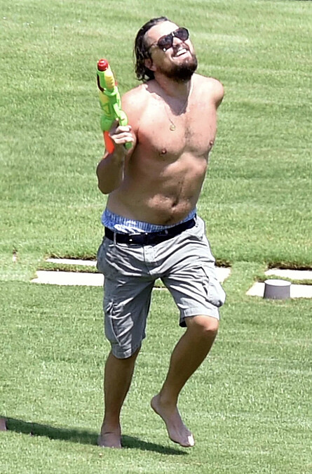 李奧納多迷因：出處：2014 年被狗仔隊偷拍的私人度假照片。