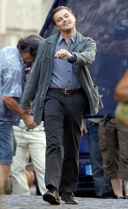 李奧納多迷因：出處：2010 年《全面啟動》拍攝空檔的側拍照片。