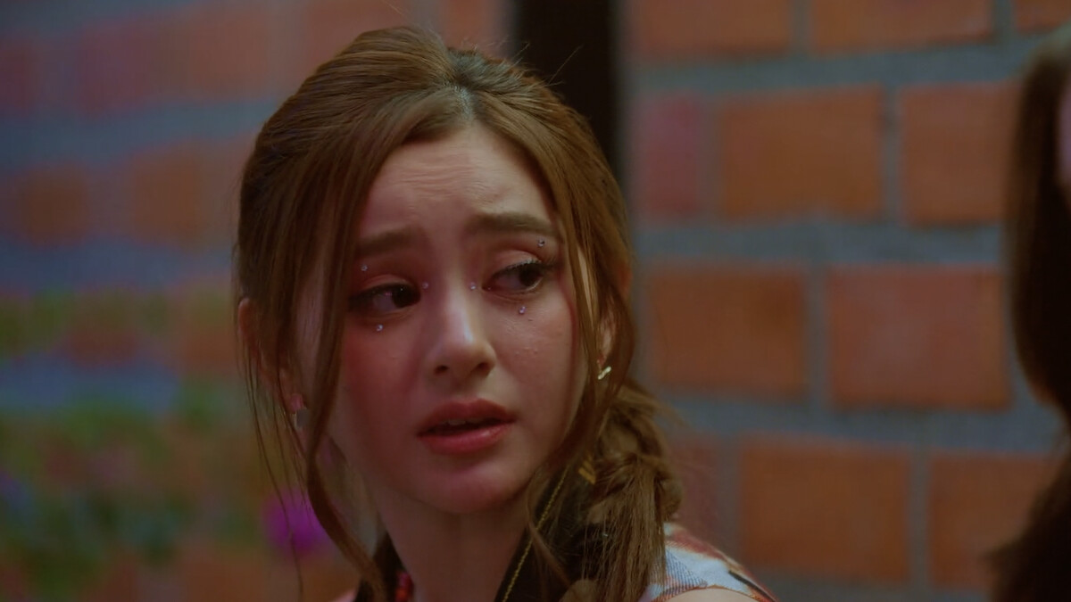 Mim Rattanawadee 飾演 Praew