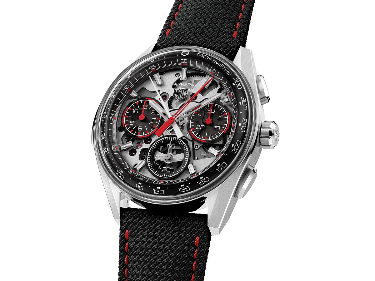Carrera 系列雙追針計時腕錶（2026 LVMH Watch Week 發表，同時是於三月 F1期間於上海舉辦「毫秒之競」高級製錶展亮點錶款），42毫米鈦金屬錶殼，半透明藍寶石水晶玻璃錶盤，煙燻灰色小錶盤，Glassbox 拱形藍寶石水晶錶徑與底蓋，搭載 TH81-01自動上鍊雙追針計時機芯，織物壓紋橡膠錶帶，雙重安全按鈕鈦金屬摺疊錶扣。