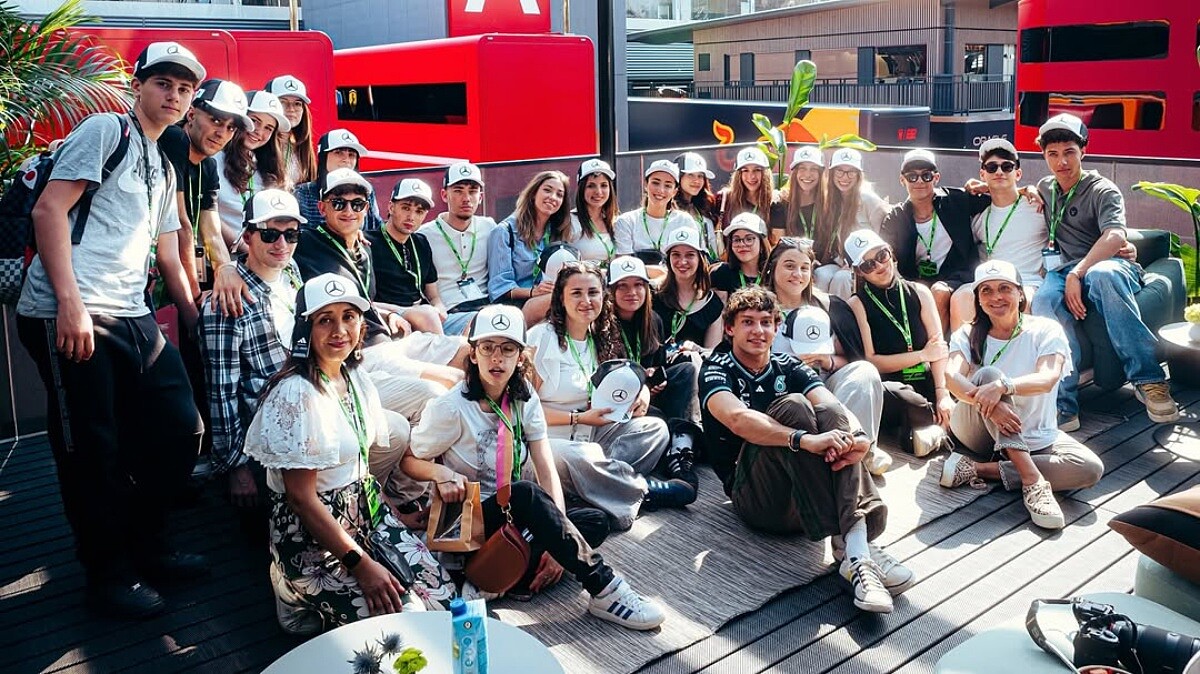 Kimi Antonelli 帶高中同學，近距離看見 F1 世界。