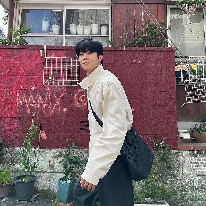 蔡锺协凭藉着修长身形与清俊外貌，他逐渐在竞争激烈的产业中崭露头角，最终于2014年正式展开模特儿生涯，也为日后转战戏剧领域奠定了稳固基础。