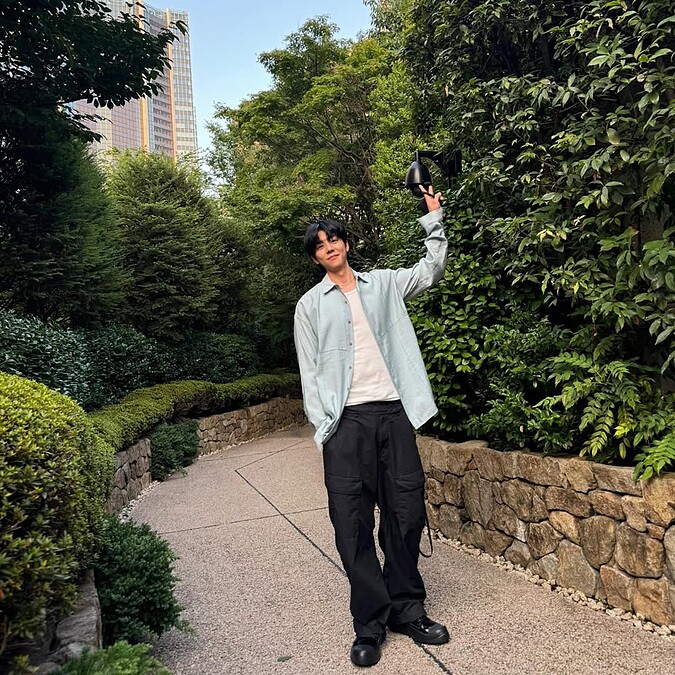 蔡锺协私底下的穿搭走的是质感系暖男路线，简单的衬衫加上素上衣，就可以轻鬆展现魅力。