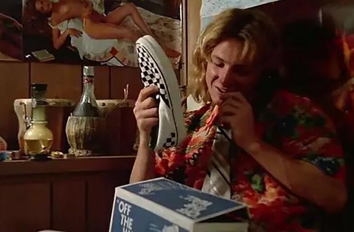1982年電影《Fast Times at Ridgemont High》，其中由Sean Penn飾演的角色穿著黑白棋盤格Vans出鏡。