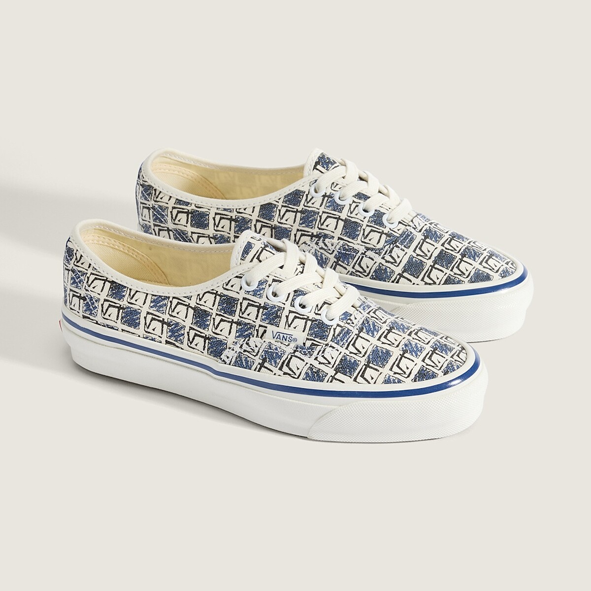 Premium LX Authentic 44 黑色/藍色滑板鞋 NT$2,680