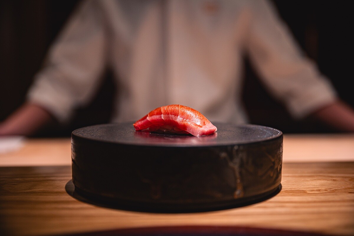 在押野主廚的理解里，板前壽司與桌席壽司其實(shí)是兩套不同的做法。