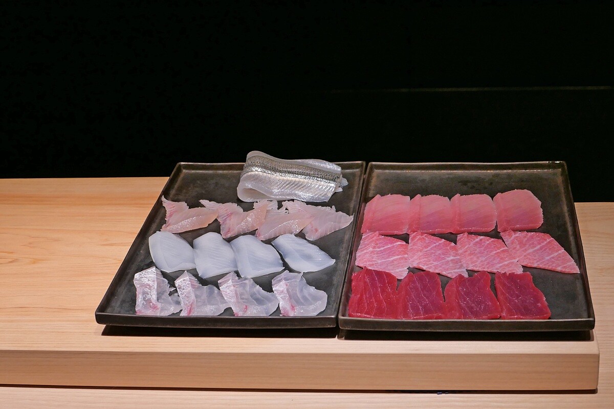 第一波板前套餐菜色共有十三貫壽司、以及前菜、甜點(diǎn)與湯品。