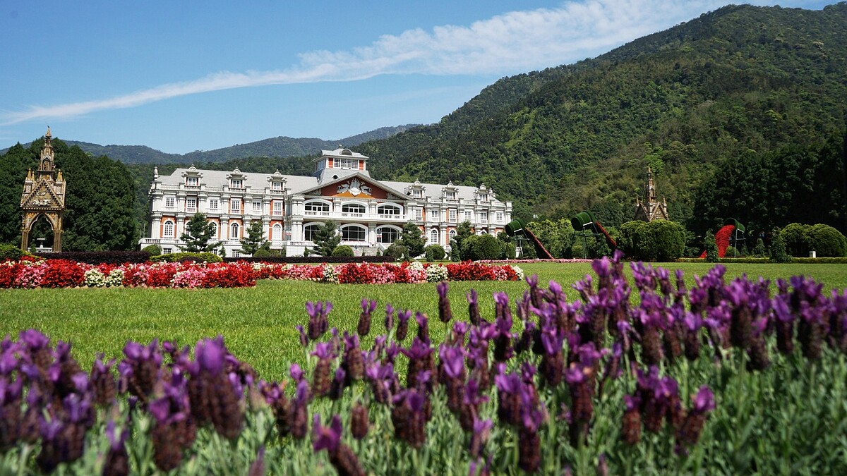 全台最大歐式花園綻放紫色花海！九族文化村薰衣草季4大必拍打卡點，徜徉「梵谷星空」浪漫時光