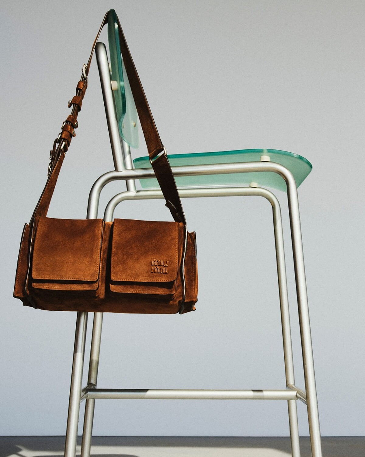 Miu Miu Utilitaire 麂皮斜背包 NT.105,000