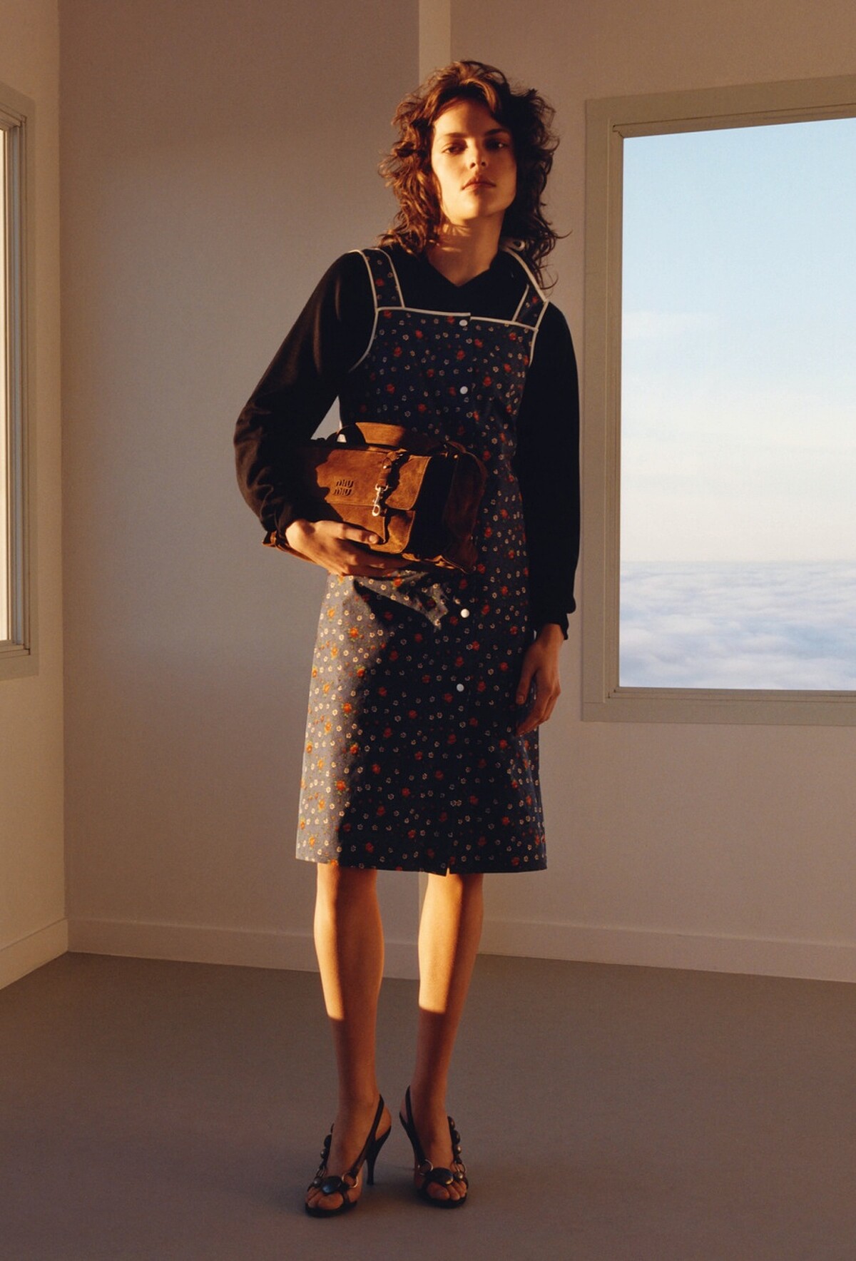 Miu Miu Utilitaire 麂皮肩背包 NT.110,000