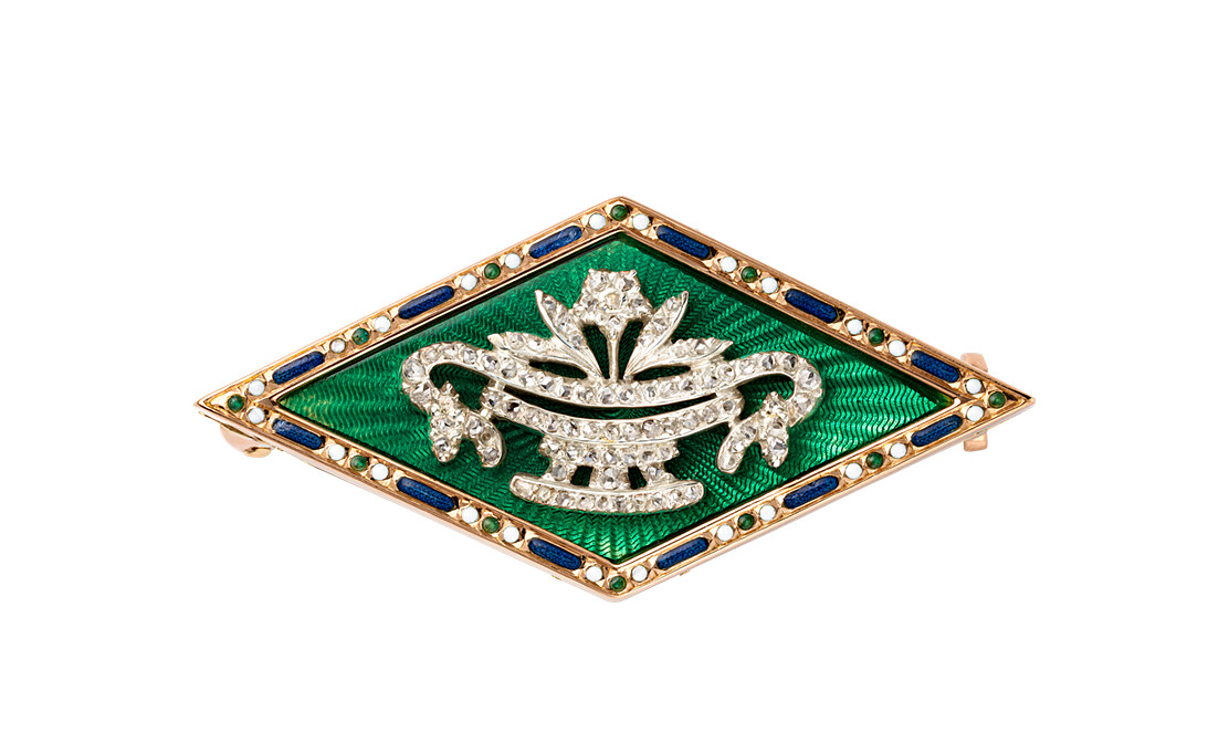胸針 &mdash; 14K黃金與玫瑰金、銀、琺瑯及鑽石。Cartier 巴黎，1907年。