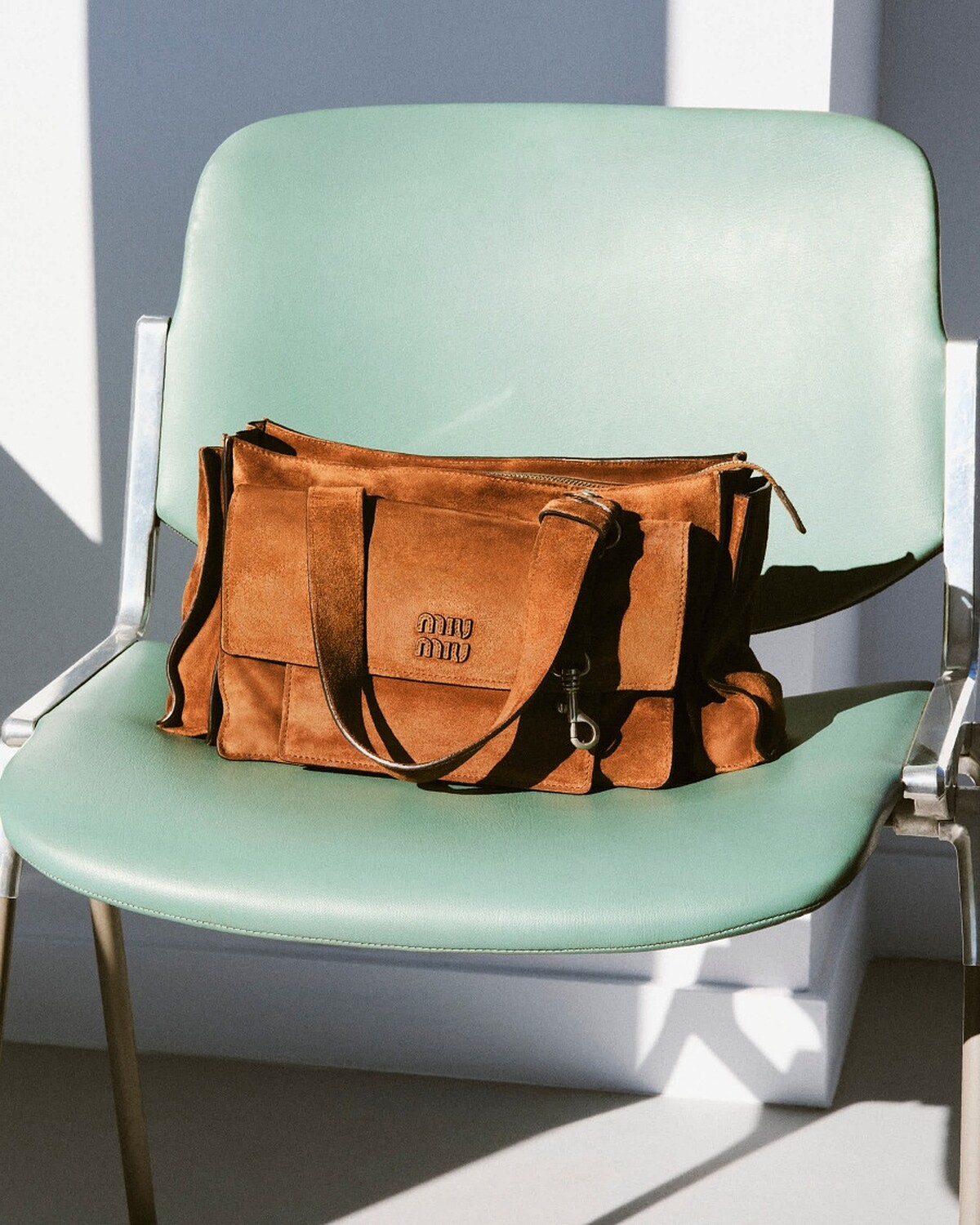 Miu Miu Utilitaire 麂皮肩背包 NT.110,000