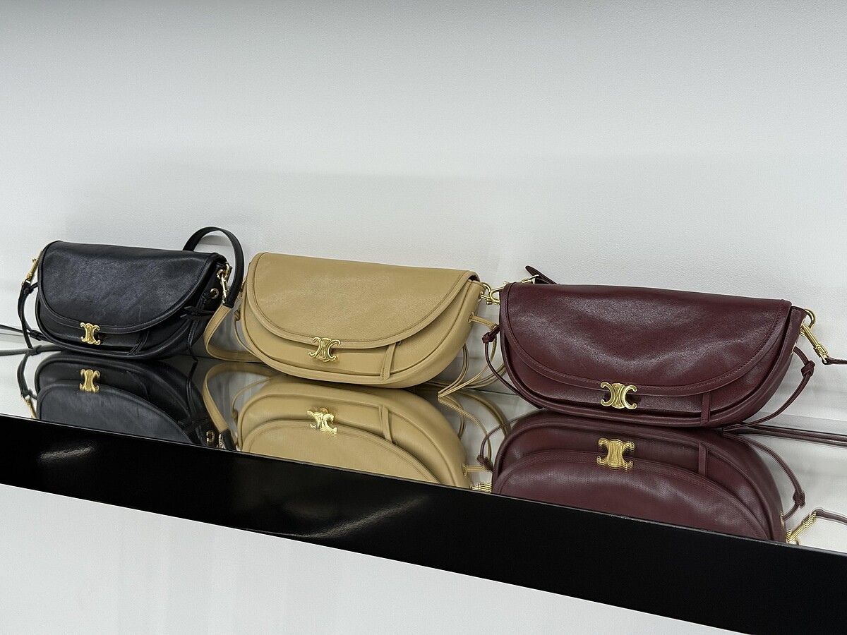 HALFMOON SOFT TRIOMPHE柔軟亮澤羊皮革小型手袋，NT$87,000