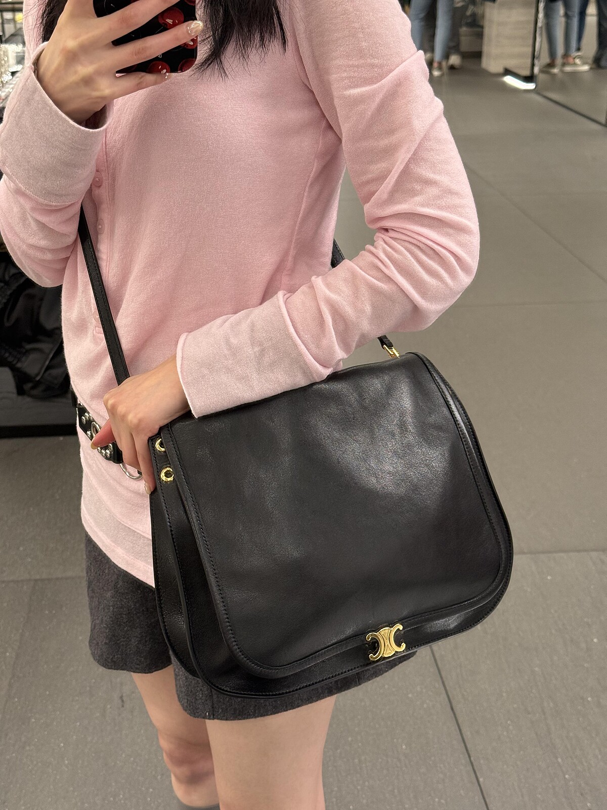 SOFT TRIOMPHE BESACE柔軟亮澤羊皮革手袋，NT$110,000