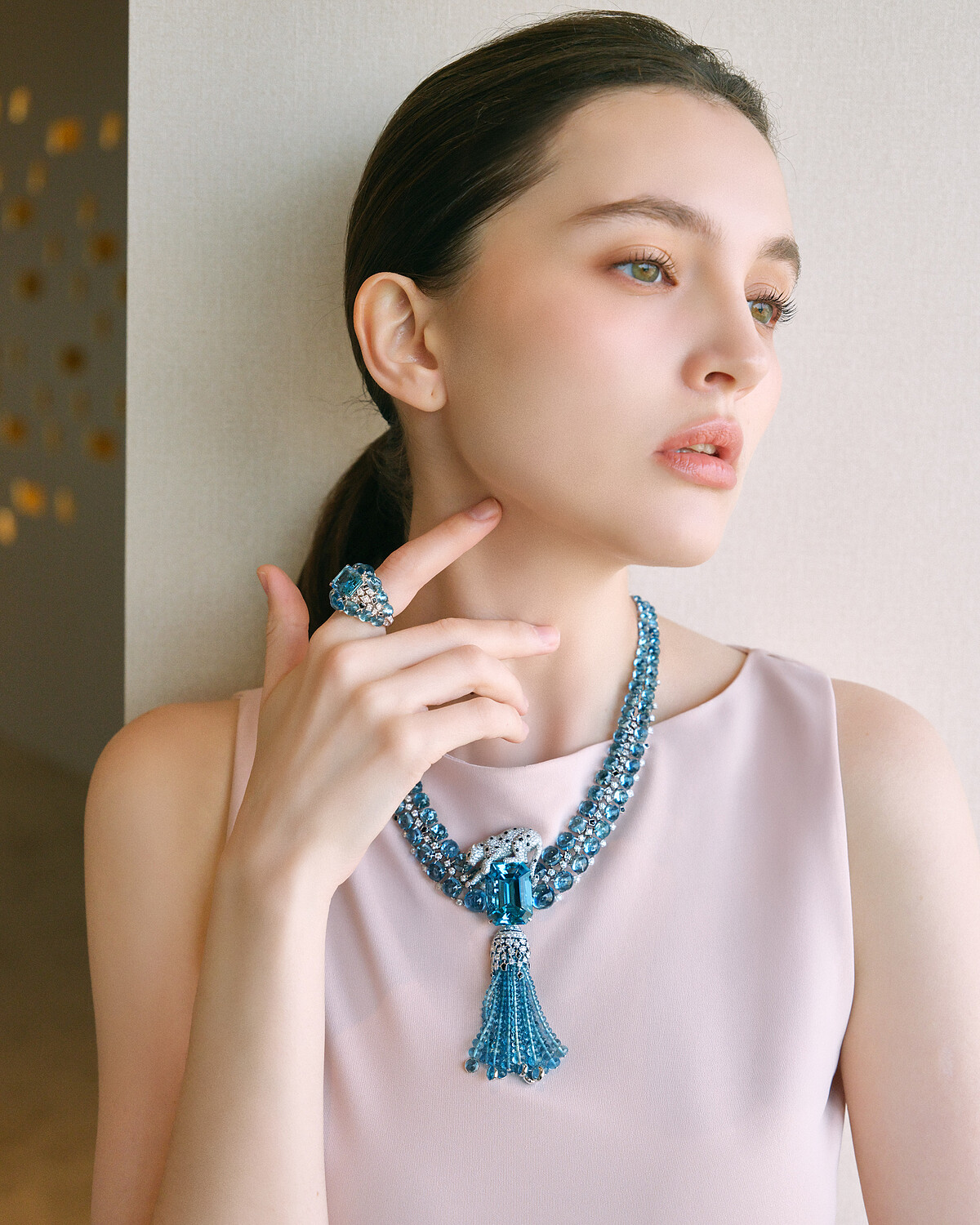 全新卡地亞 EN &Eacute;QUILIBRE 頂級珠寶系列 PANTHERE ALGARROBO 項鍊及戒指。