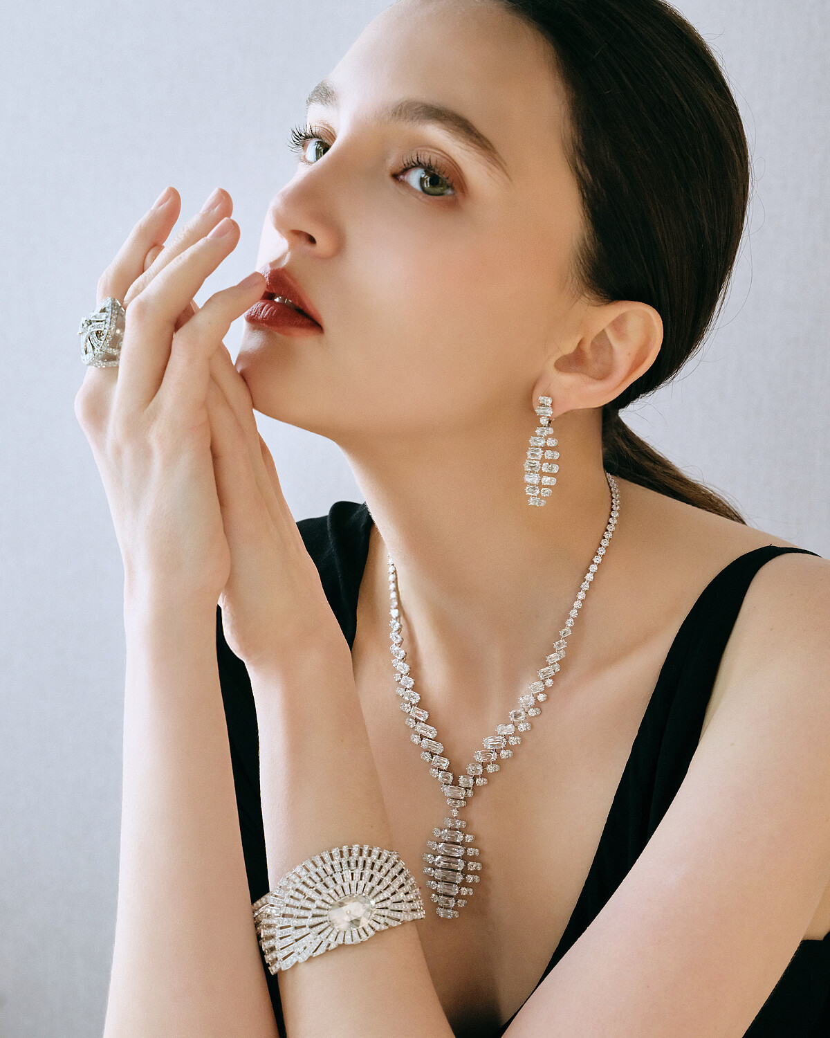 全新卡地亞 EN &Eacute;QUILIBRE 頂級珠寶系列 SPLENDEA 項鍊及耳環、ASUKA 腕錶、LA VOLUPTUEUSE 戒指。