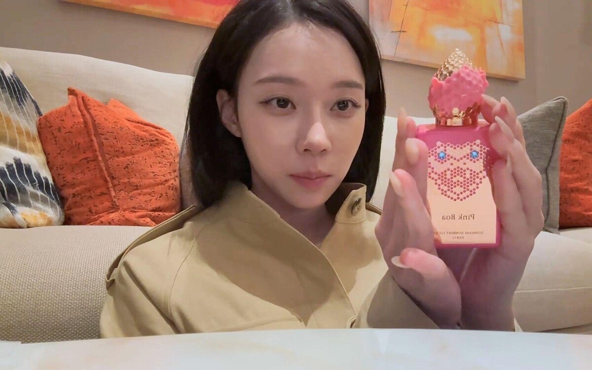 Photo / 翻攝 Weverse @aespa，aespa Winter 同款 stephane humbert lucas 粉红色蟒蛇