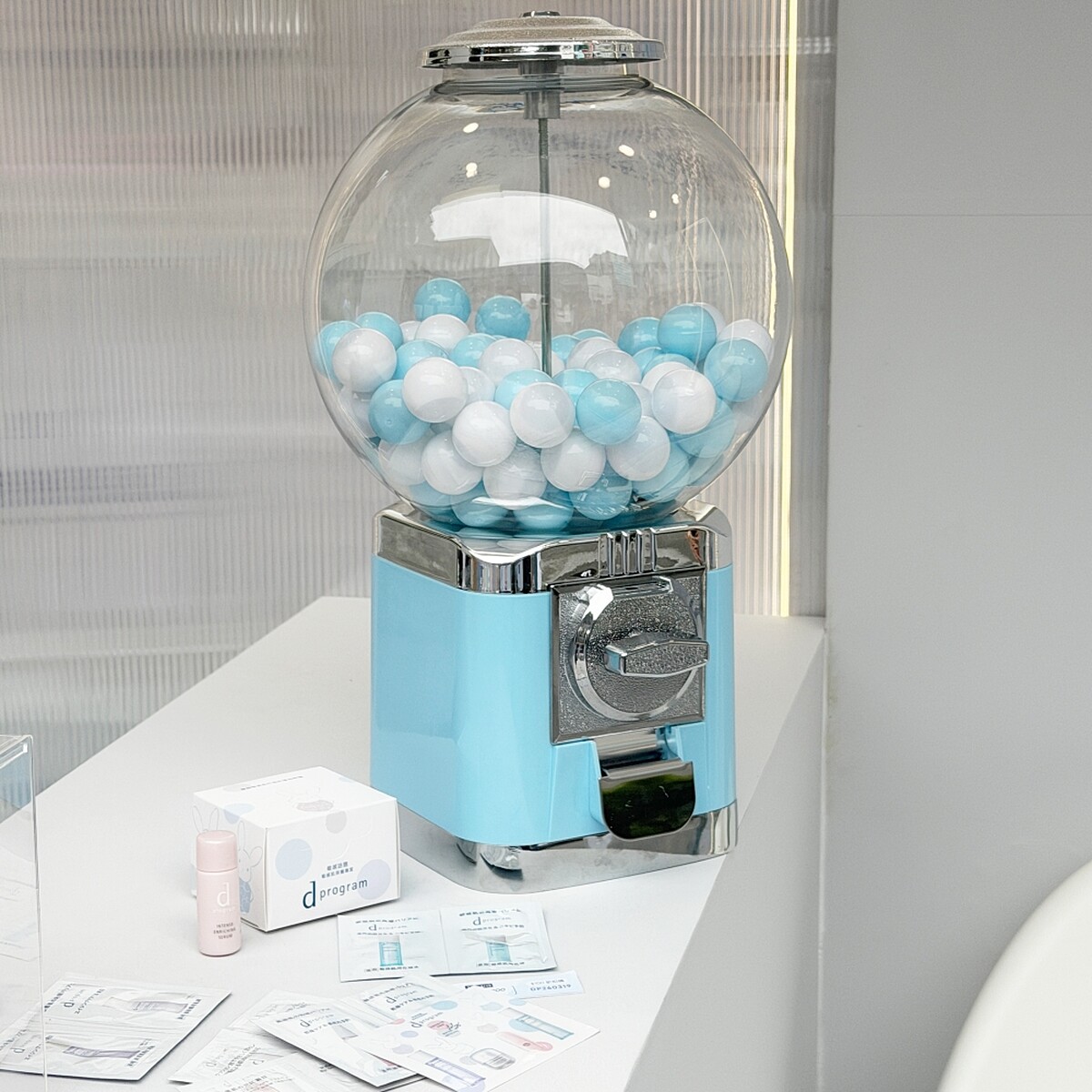 d program敏感話題診聊站完成真心話翻翻牌並拍照打卡追蹤dprogram官方社群，即可獲得扭蛋機抽獎體驗。