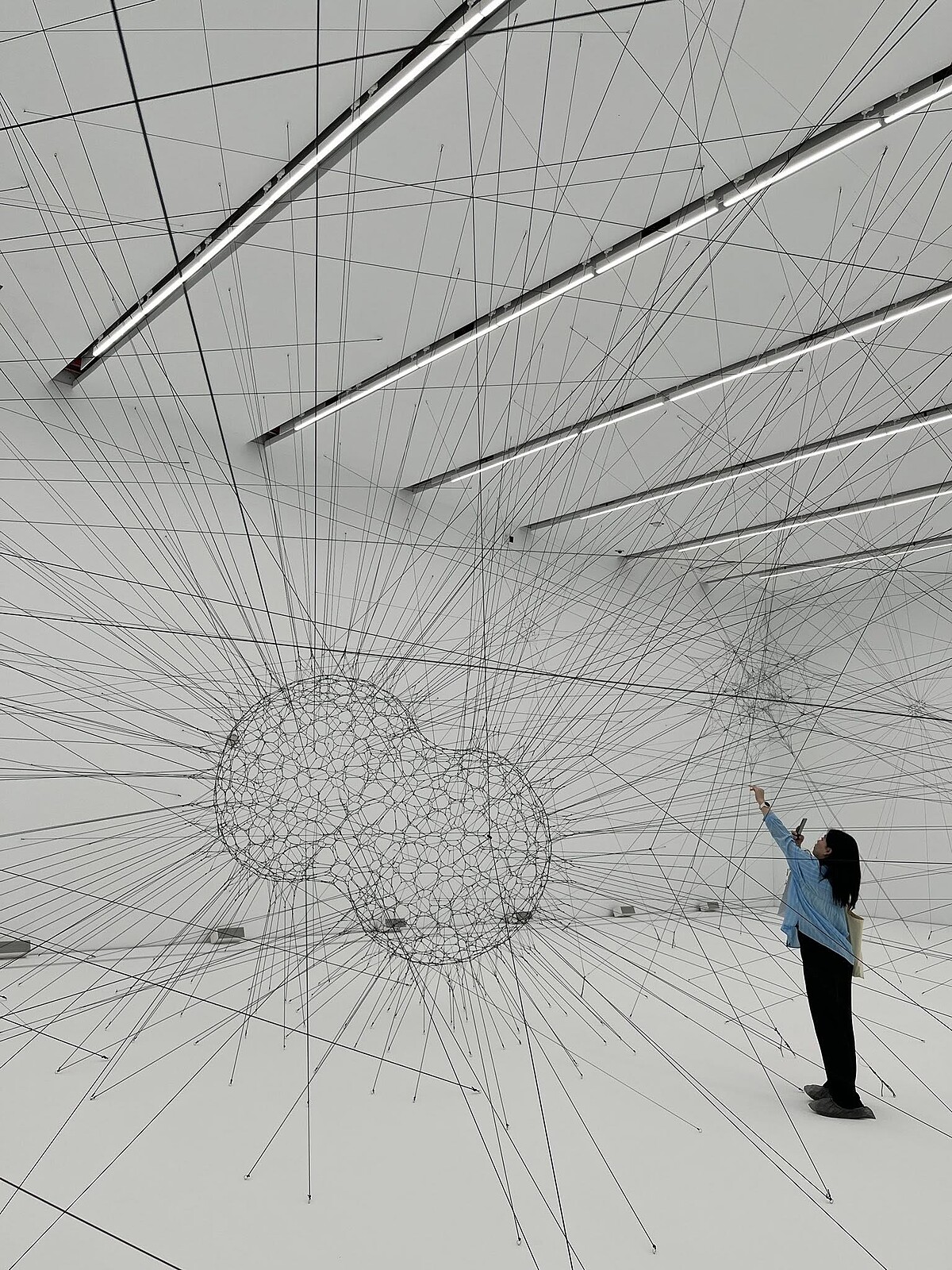 轻轻触碰弹奏弦线会发出不同频率的悦耳声响