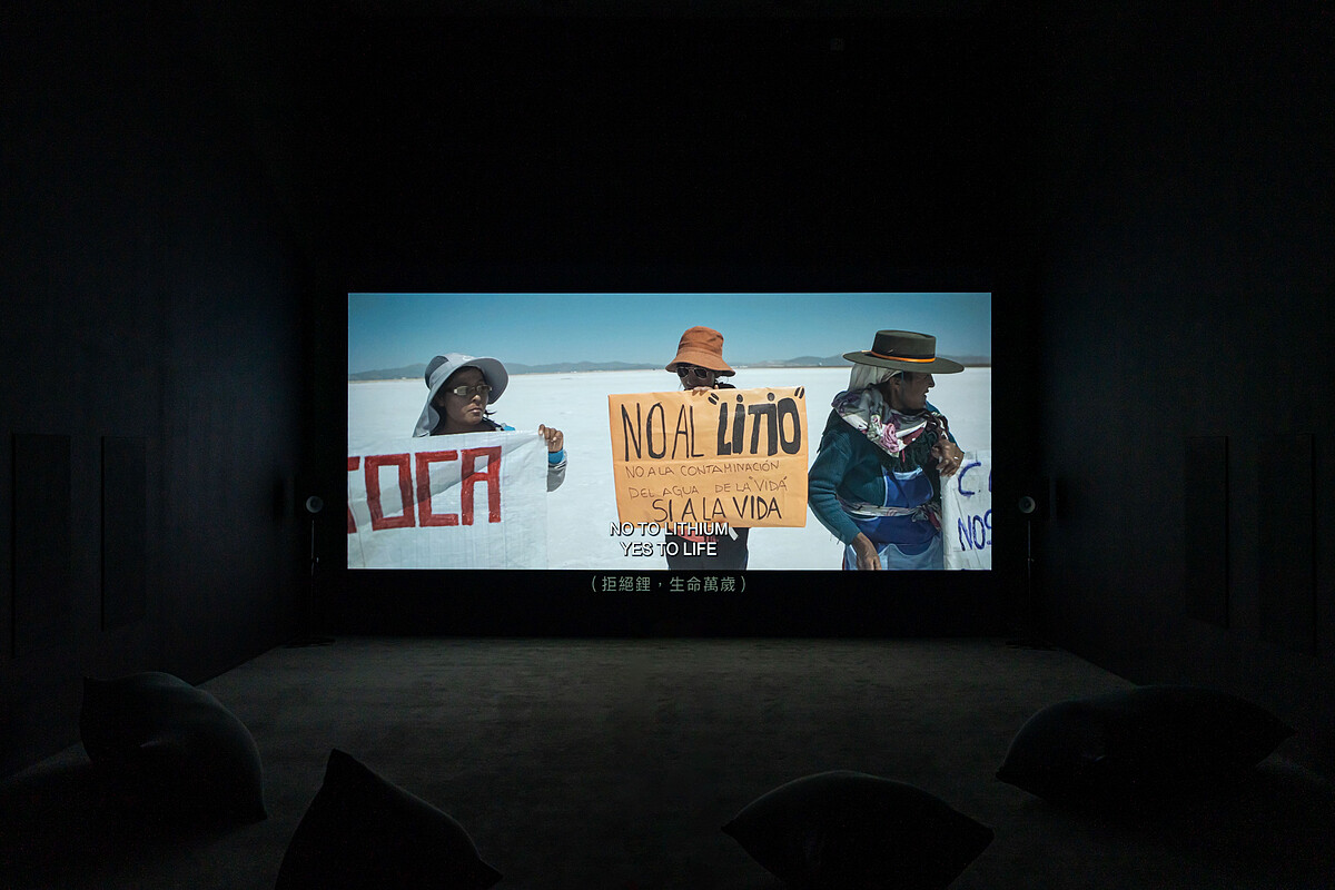 托马斯．萨拉切诺，〈与帕查一起飞入大气世〉(影片截图)，2017-2023。（新北市美术馆提供，摄影：林冠名）