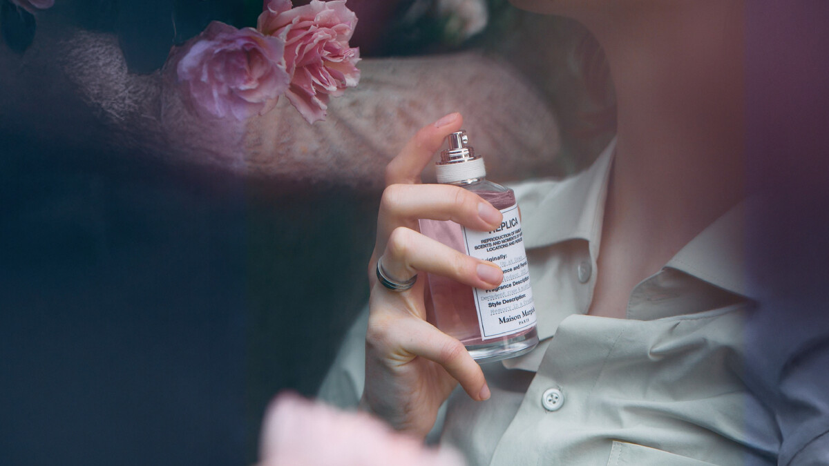 2026年春季，Maison Margiela全新創作莎翁玫瑰淡香水，以香氣描繪出一段源自2025年英國溫莎的嗅覺記憶，玫瑰象徵著一段新生的愛戀，記錄了這場不為世人所知的怦然心動。