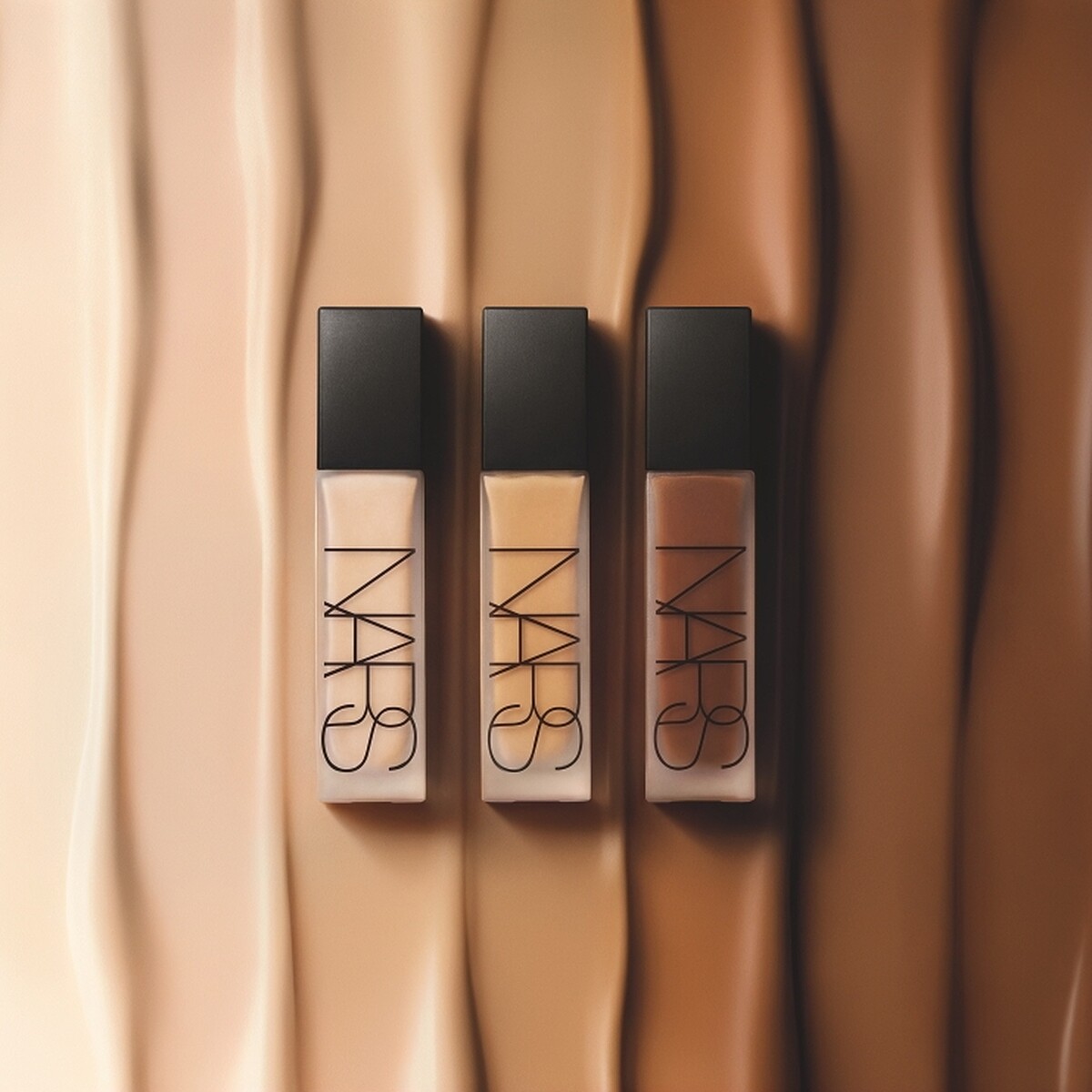 NARS超控輕霧粉底精華情境圖。