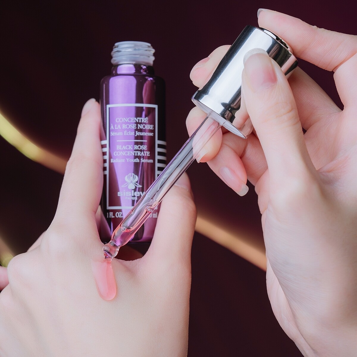 Sisley黑玫瑰彈潤水光菁萃質地。30ml，NT8,300