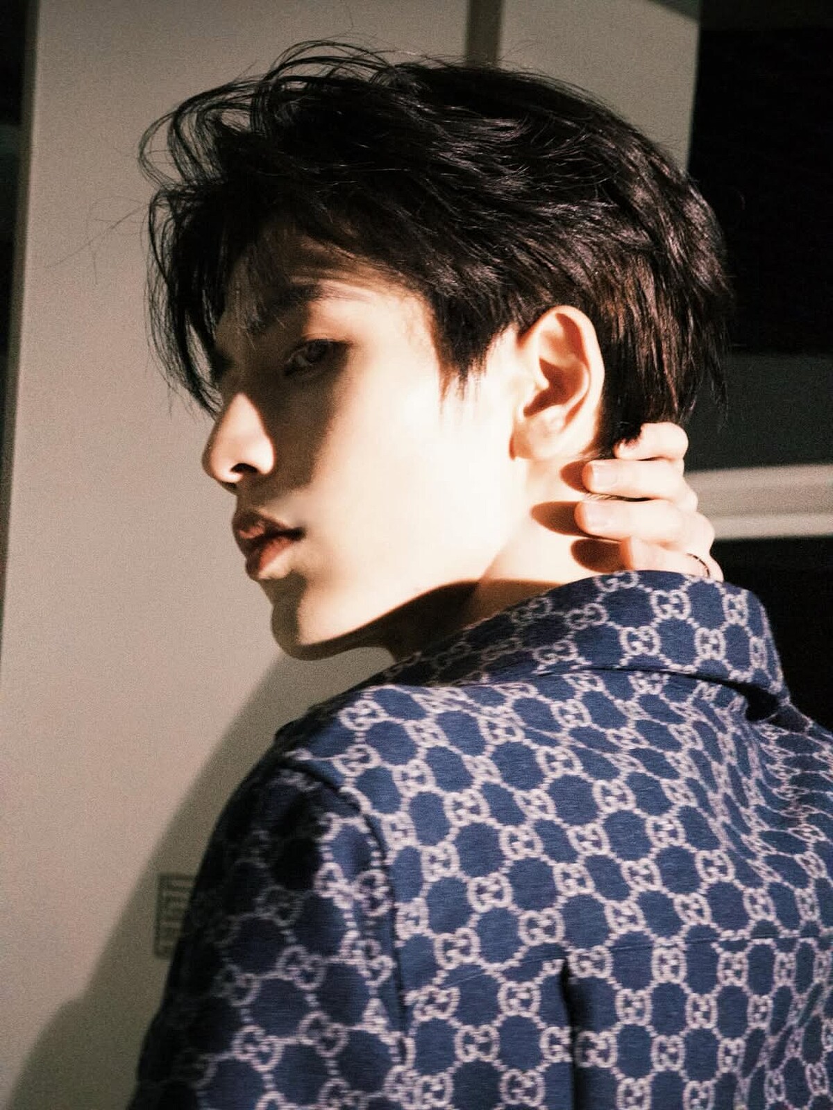 張凌赫身穿一套Gucci的老花印花上衣，展現男子魅力。