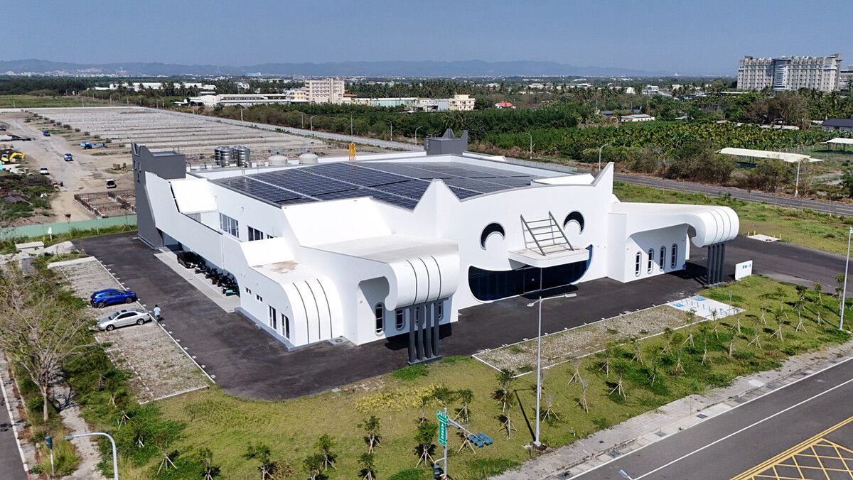 2026屏東必訪地標！全台首座「貓型觀光工廠」4/1開幕：巨型黑白建築、12公尺透明走道4大亮點搶先看