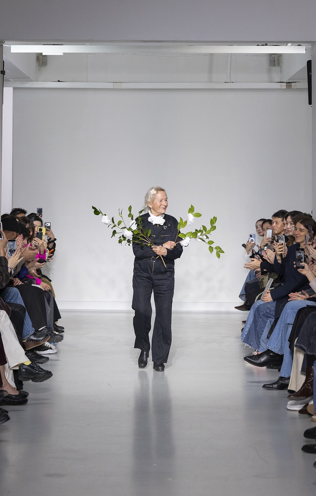 agn&egrave;s b. 女士謝幕時手拿著鮮花，可愛又親切的模樣，讓人印象深刻。