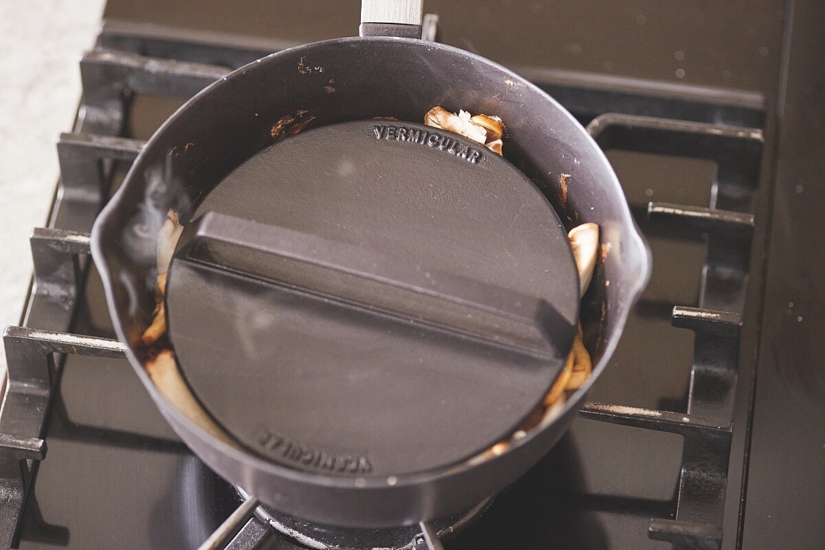 「落蓋」能讓食物短時間燉煮入味。